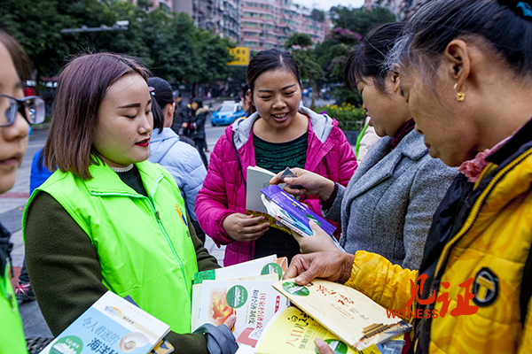 忠县图书馆开展“行走的图书”公益活动   2000余册图书送读者
