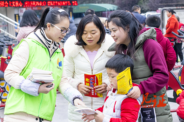 忠县图书馆开展“行走的图书”公益活动   2000余册图书送读者