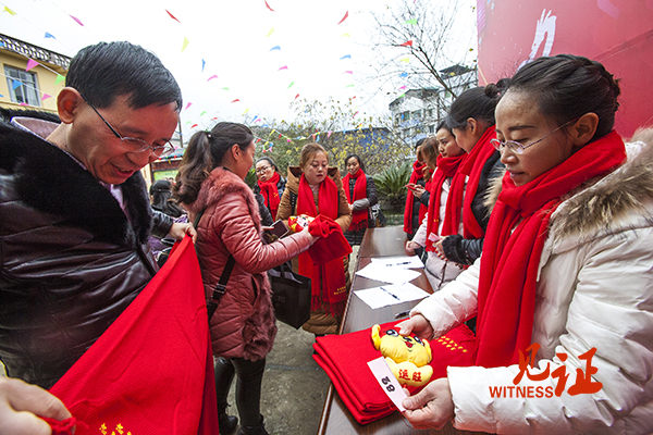 忠县120余名社工志愿者喜迎新春