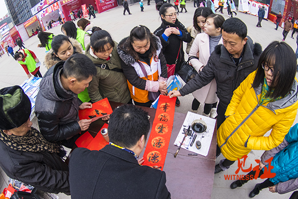 忠县图书馆“迎新春•写春联•送春联”活动走进车站