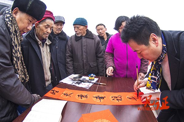 忠县图书馆“迎新春•写春联•送春联”活动走进车站