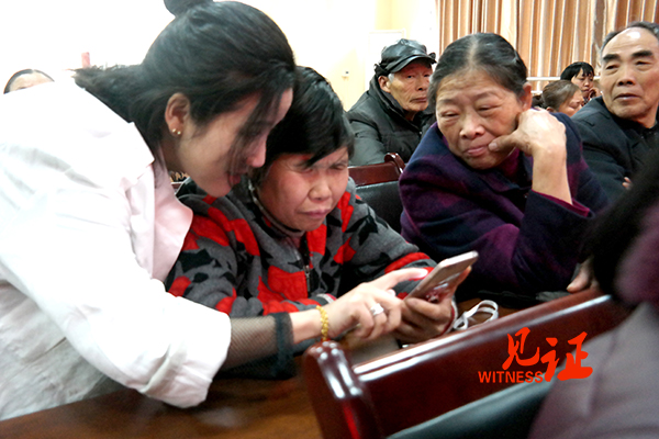 忠县图书馆教会60名老人学用智能手机