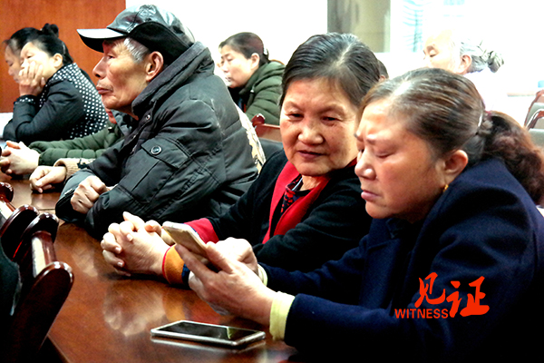 忠县图书馆教会60名老人学用智能手机