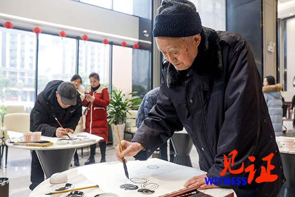 忠县美术家协会志愿者服务活动走进领秀滨江